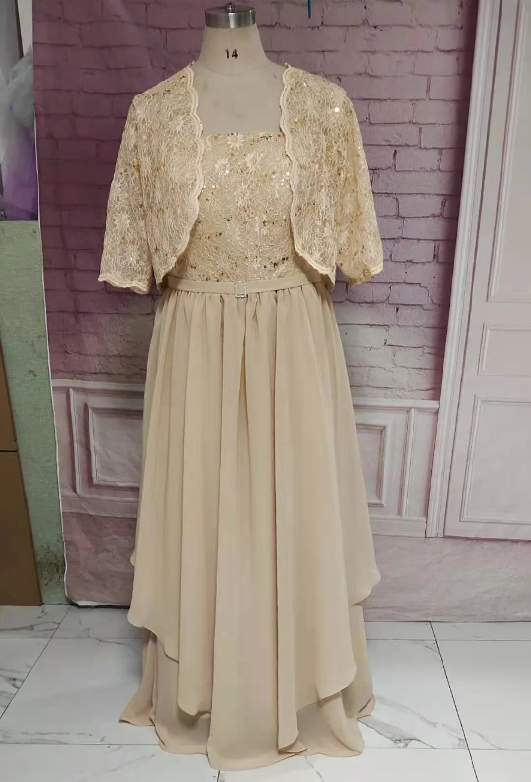 Длинные шифоновые кружевные платья цвета шампанского для матери невесты с курткой в пол без бретелек Свадебные платья для женщин
Длинные шифоновые кружевные платья цвета шампанского для матери невесты с курткой в пол без бретелек Свадебные платья для женщин