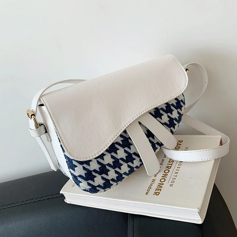 Autumn new saddle bag female 2021 contracted texture single shoulder bag fashion trends and oblique across a small bag
Autumn new saddle bag female 2021 contracted texture single shoulder bag fashion trends and oblique across a small bag