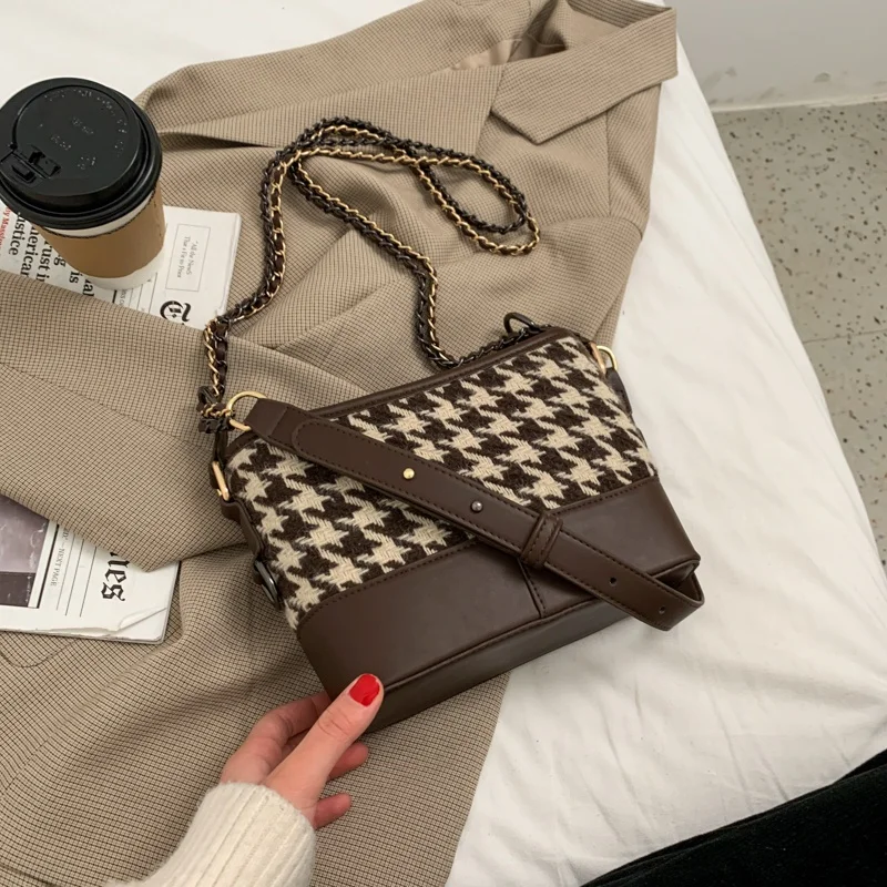 Western-style chain bag female 2021 new trend fashion net red female bag retro shoulder messenger bag wild stray bag handbag
Western-style chain bag female 2021 new trend fashion net red female bag retro shoulder messenger bag wild stray bag handbag