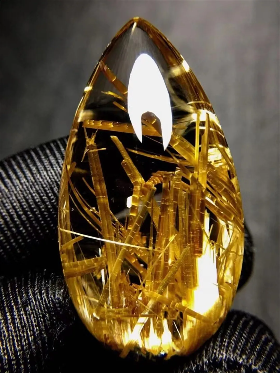 Natural Gold Rutilated Quartz Pendant For Women Man Healing Luck Wealth Crystal 39x22x14mm Beads Stone Gemstone Jewelry AAAAA
Natural Gold Rutilated Quartz Pendant For Women Man Healing Luck Wealth Crystal 39x22x14mm Beads Stone Gemstone Jewelry AAAAA