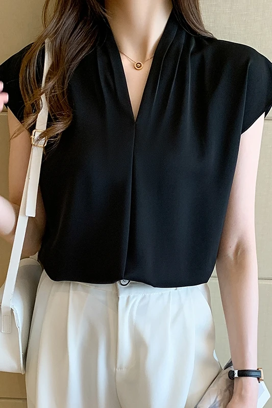 2021 Summer New Temperament V-neck Small Shirt Fashion Western Style Satin T-shirt Half Sleeve Simple and Generous Female
2021 Summer New Temperament V-neck Small Shirt Fashion Western Style Satin T-shirt Half Sleeve Simple and Generous Female