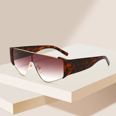 One-piece Sunglasses For Lovers Couples Elegant Sunglasses Europe And America Leisure And Fashion Street Photography Style
One-piece Sunglasses For Lovers Couples Elegant Sunglasses Europe And America Leisure And Fashion Street Photography Style