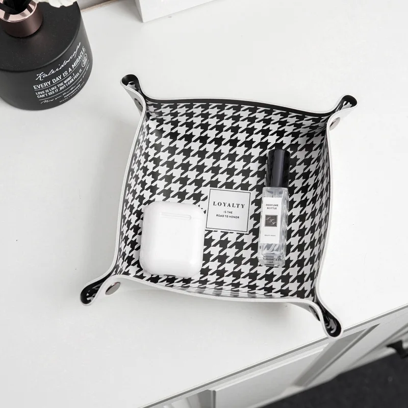 Leather Porch Key Foldable Storage Tray Lipstick Cosmetic Coin Houndstooth PU Leather Creative Nordic Ins Style Storage Basket
Leather Porch Key Foldable Storage Tray Lipstick Cosmetic Coin Houndstooth PU Leather Creative Nordic Ins Style Storage Basket