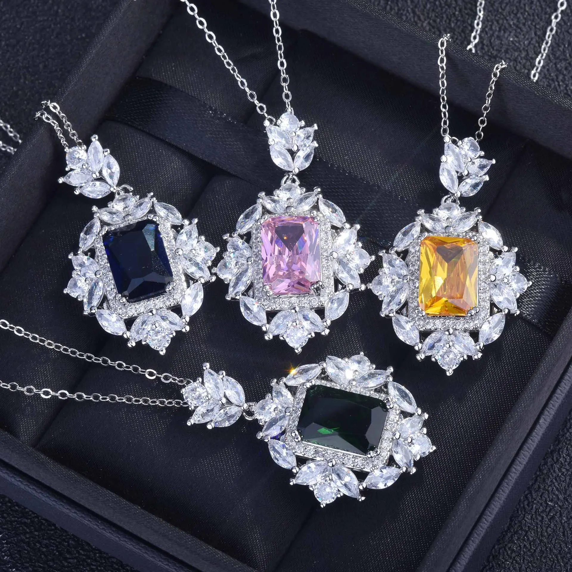 Ожерелье и кольцо из розового камня с цитрином и изумрудом 
Ожерелье и кольцо из розового камня с цитрином и изумрудом