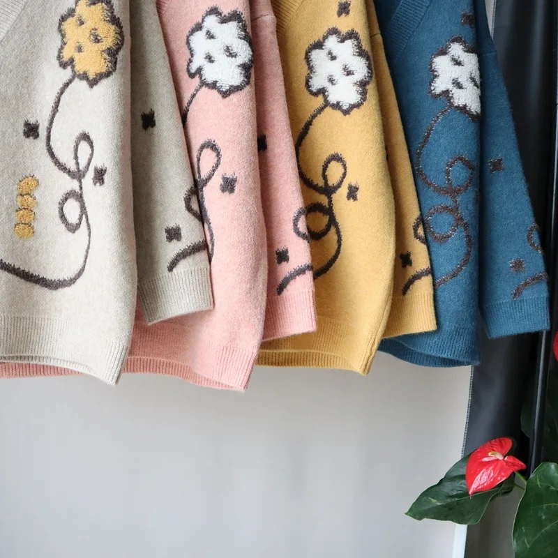 The new 2020 autumn and winter loose cute embroidery outer knit sweater women's casual soft literary sweater cardigan jacket
The new 2020 autumn and winter loose cute embroidery outer knit sweater women's casual soft literary sweater cardigan jacket