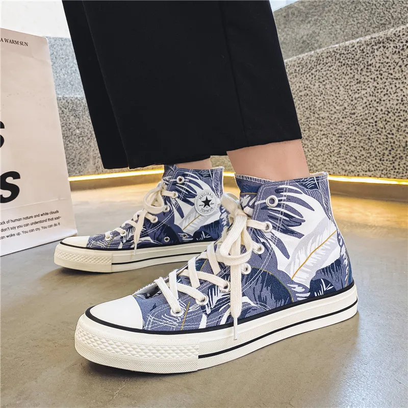 2021 Leaf Print Men High Top Skateboard Shoes Canvas Designer Sneakers Men Vulcanized Shoes Flat Espadrilles Man zapatos de lona
2021 Leaf Print Men High Top Skateboard Shoes Canvas Designer Sneakers Men Vulcanized Shoes Flat Espadrilles Man zapatos de lona