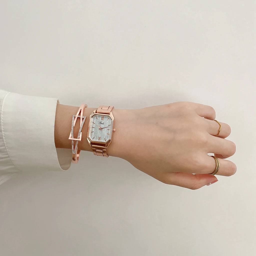 Часы-браслет женские кварцевые под розовое золото стразы | Наручные часы