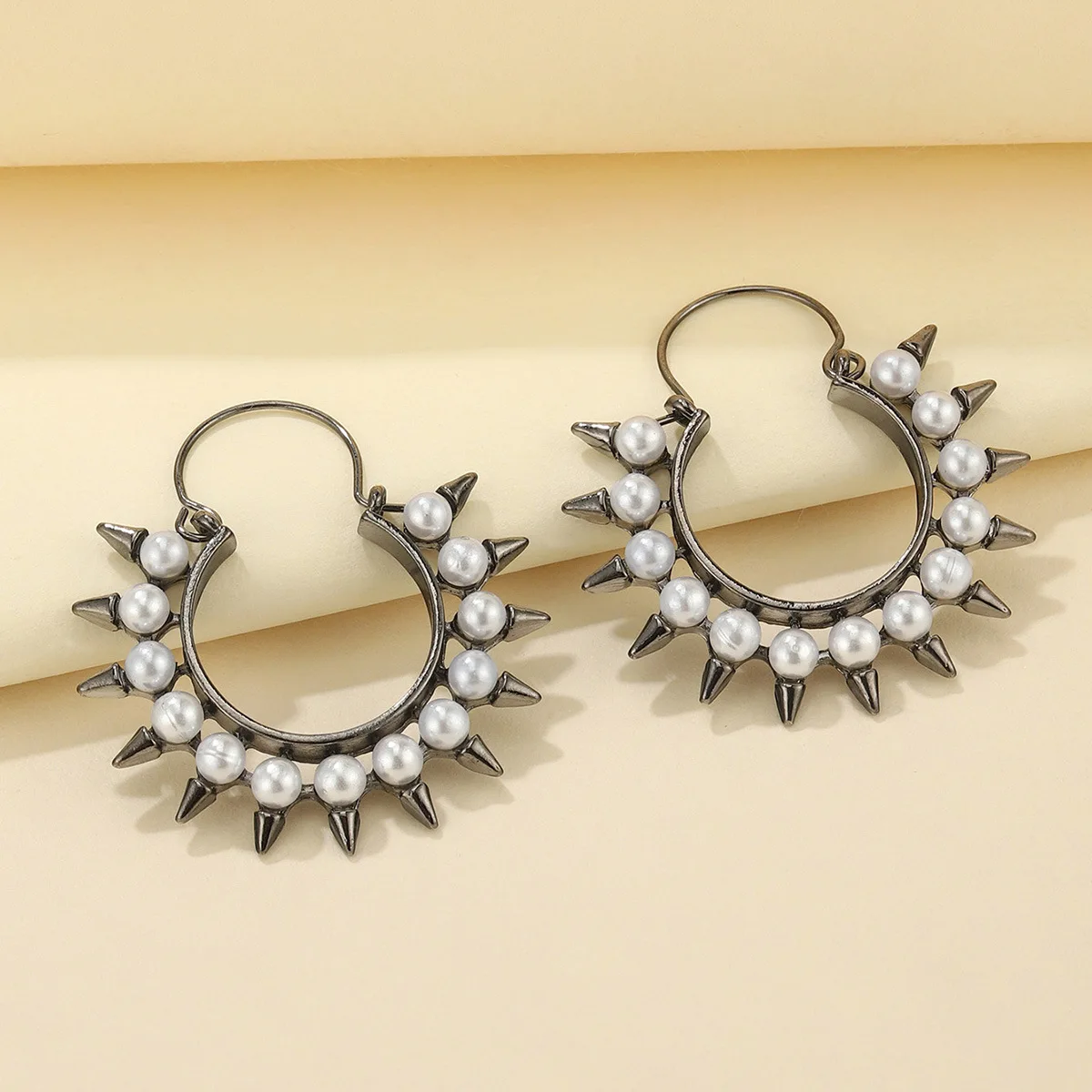 European and American Pearl Alloy Rivets For Women Rock Cool Girl Oversize Ear Hoop Punk Hip Hop Gold Fashion Jewelry Wholesale
European and American Pearl Alloy Rivets For Women Rock Cool Girl Oversize Ear Hoop Punk Hip Hop Gold Fashion Jewelry Wholesale