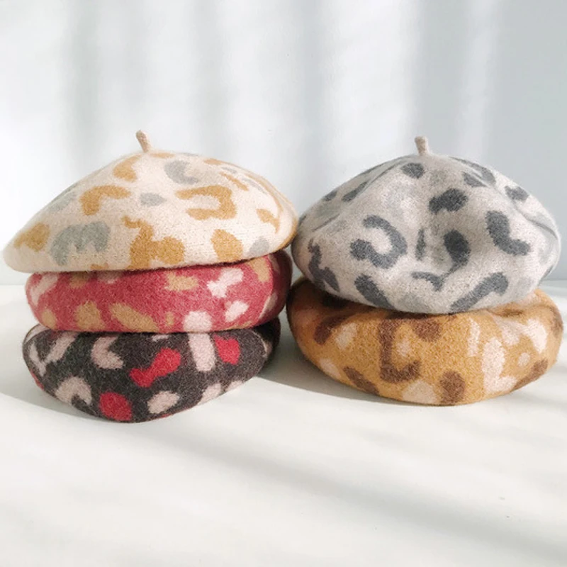 Luna & Dolphin женский шерстяной винтажный берет в британском стиле осенне-зимняя вязаная шапка-бини с леопардовым принтом
Luna & Dolphin женский шерстяной винтажный берет в британском стиле осенне-зимняя вязаная шапка-бини с леопардовым принтом