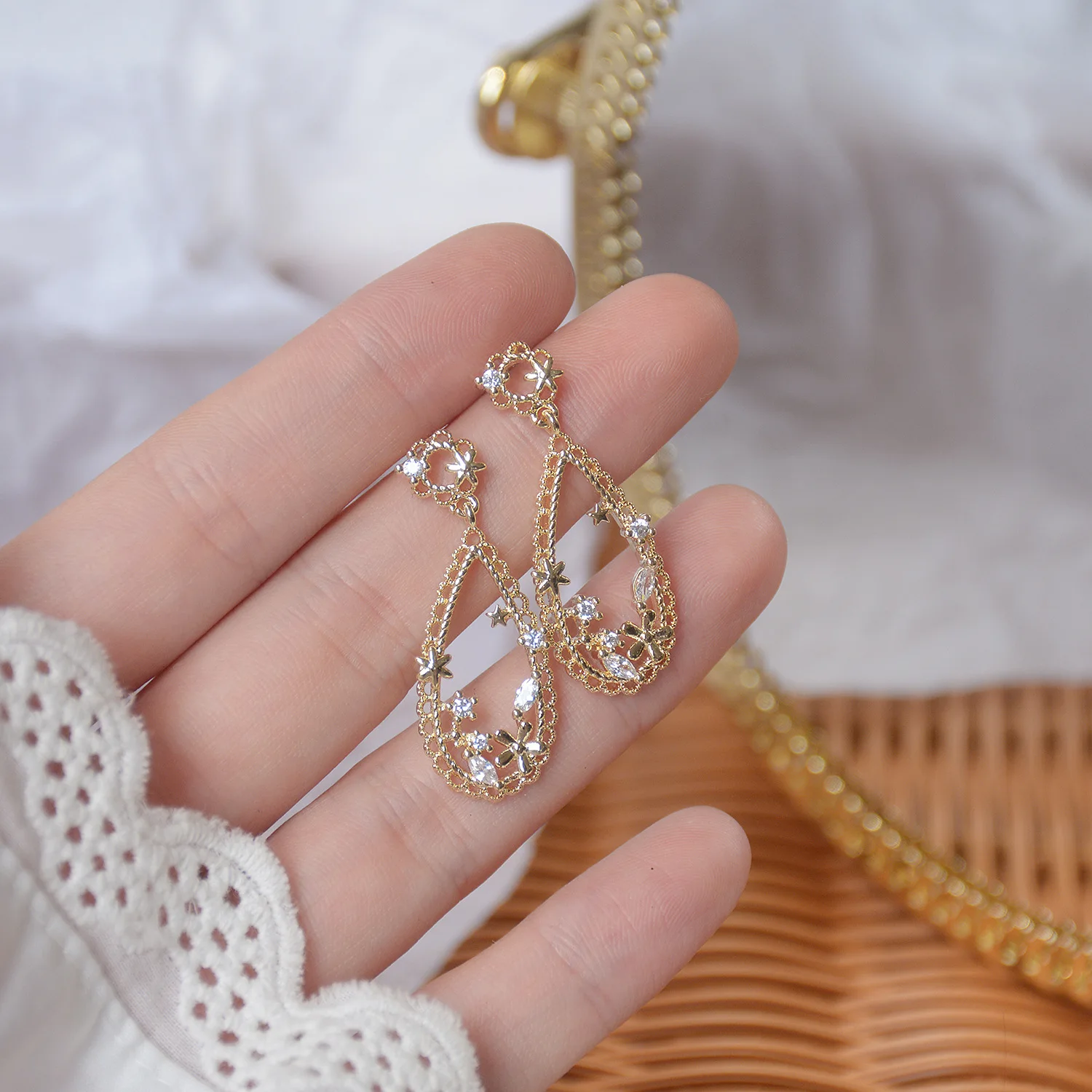 New Style 14K Real Gold Exquisite Micro-inlaid Cubic Zircon ZC Flower Five-pointed Star Water Drop Retro Stud Earrings for Women 
New Style 14K Real Gold Exquisite Micro-inlaid Cubic Zircon ZC Flower Five-pointed Star Water Drop Retro Stud Earrings for Women