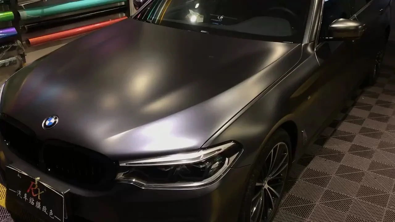 1.52x18M Hot Selling Air Free Chrome Matte Blue Red Metallic Vynil Vinyl Wrapping Film Vehicle Wrap Body Design Car Sticker
1.52x18M Hot Selling Air Free Chrome Matte Blue Red Metallic Vynil Vinyl Wrapping Film Vehicle Wrap Body Design Car Sticker