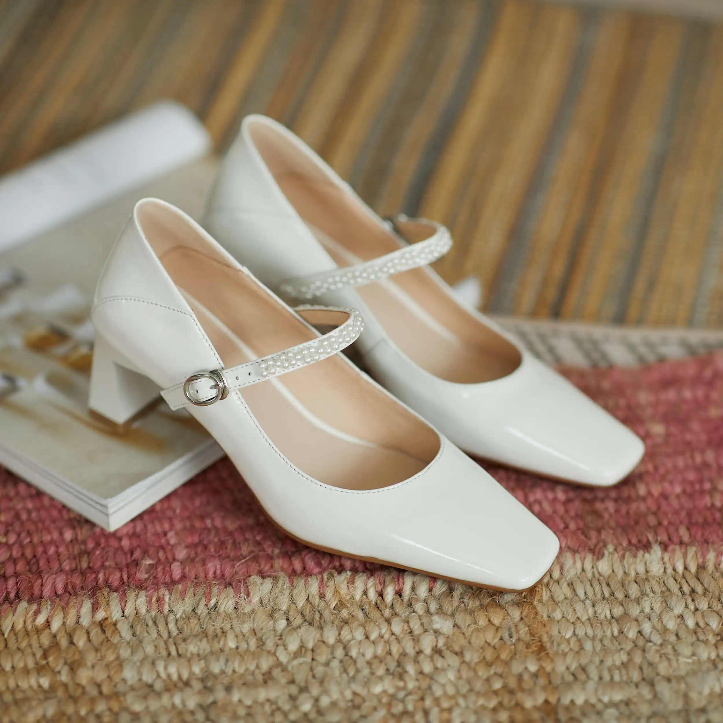 Krazing Pot patent leather square toe high heels pearl decoration princess style sweet girls dating buckle strap women pumps L23
Krazing Pot patent leather square toe high heels pearl decoration princess style sweet girls dating buckle strap women pumps L23