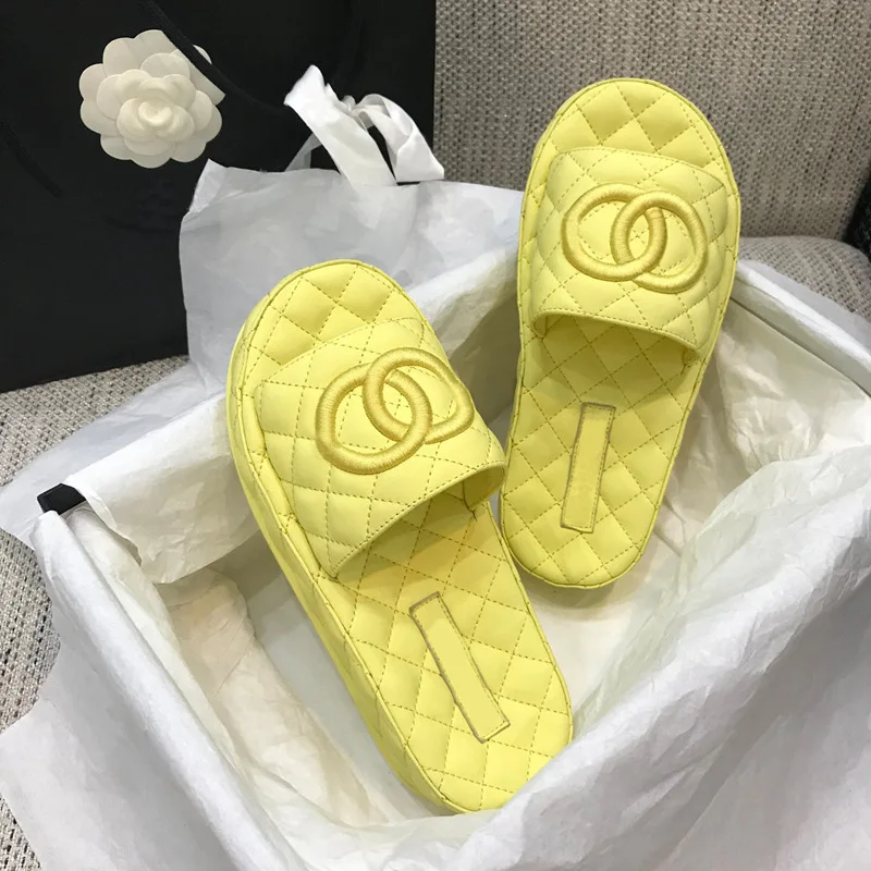 Designer New style slippers in early spring of 2021, summer fashion, casual and versatile
Designer New style slippers in early spring of 2021, summer fashion, casual and versatile