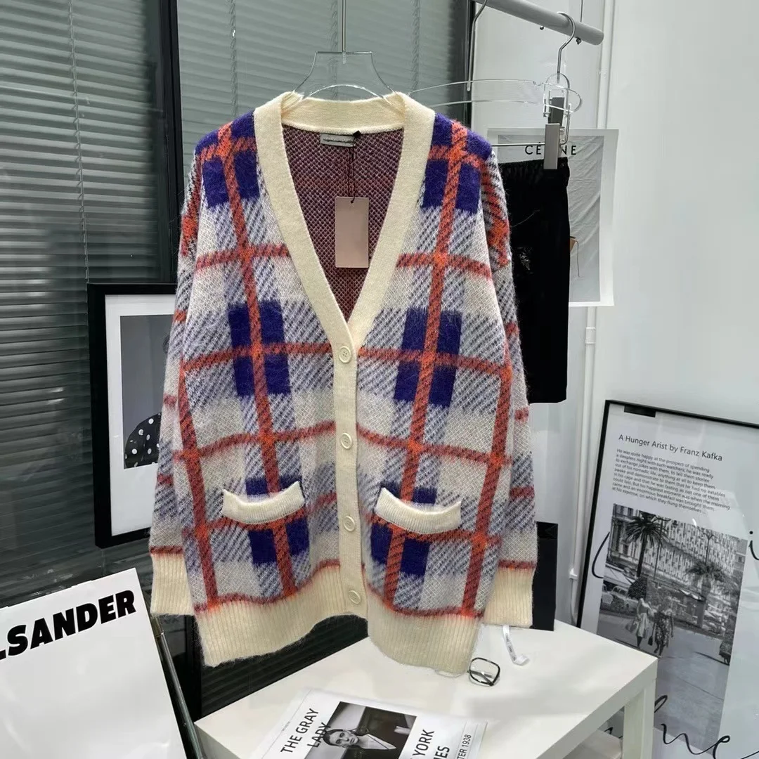 Knitted cardigan women's luxury design plaid sweater coat 2021 autumn and winter new ins fashion
Knitted cardigan women's luxury design plaid sweater coat 2021 autumn and winter new ins fashion