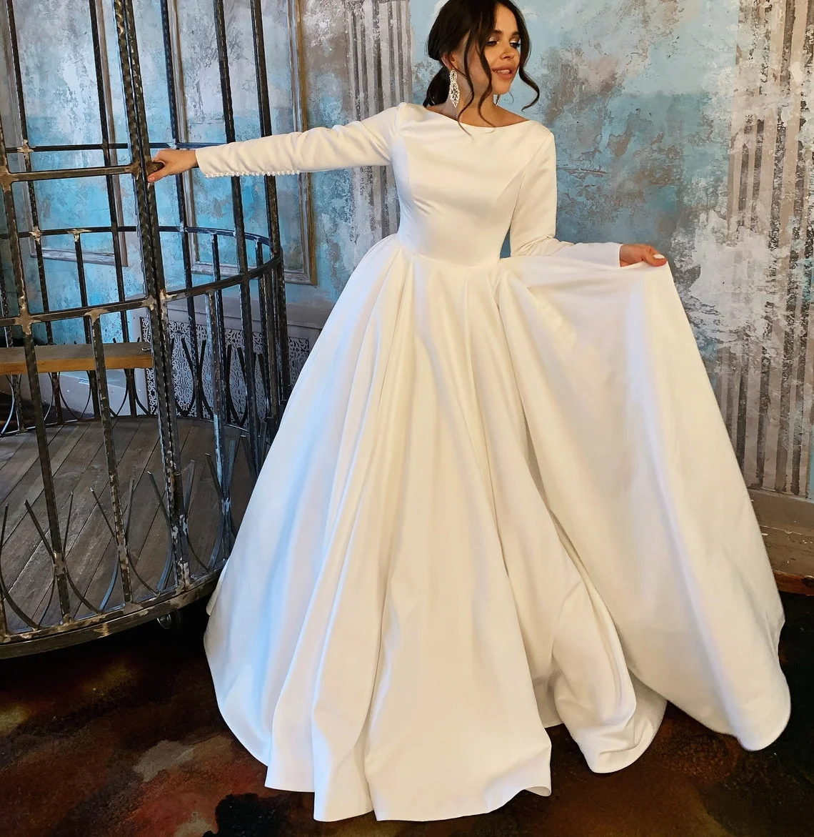 Simple Elegant Long Sleeve O-Neck Boho Satin Open Back Floor Length A-Line Wedding Dress For Women Wedding Gown Bridal Gow
Simple Elegant Long Sleeve O-Neck Boho Satin Open Back Floor Length A-Line Wedding Dress For Women Wedding Gown Bridal Gow
