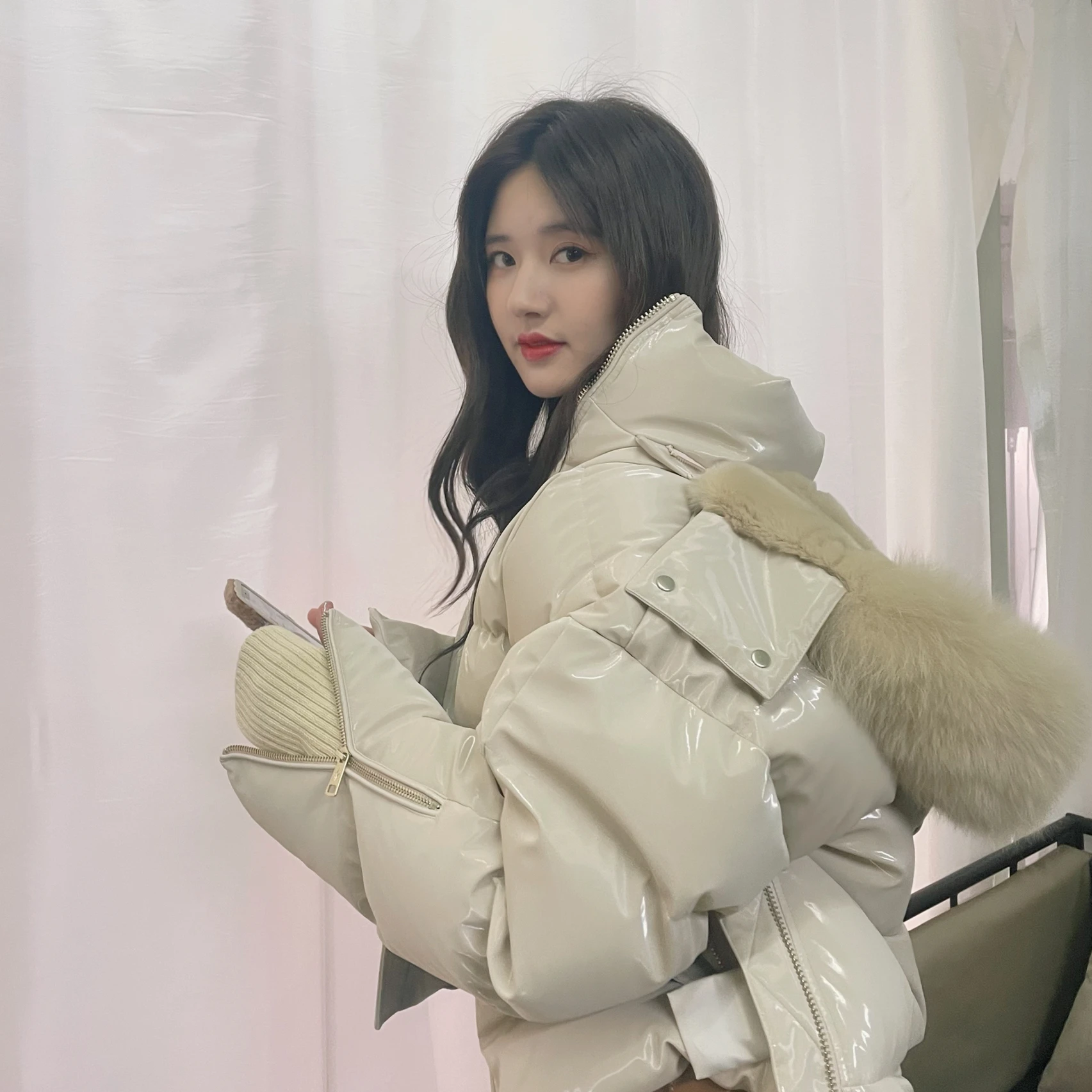 Зимнее пальто, новинка 2021, модная повседневная утепленная короткая куртка с капюшоном и большим меховым воротником, женский пуховик с длинным рукавом
Зимнее пальто, новинка 2021, модная повседневная утепленная короткая куртка с капюшоном и большим меховым воротником, женский пуховик с длинным рукавом