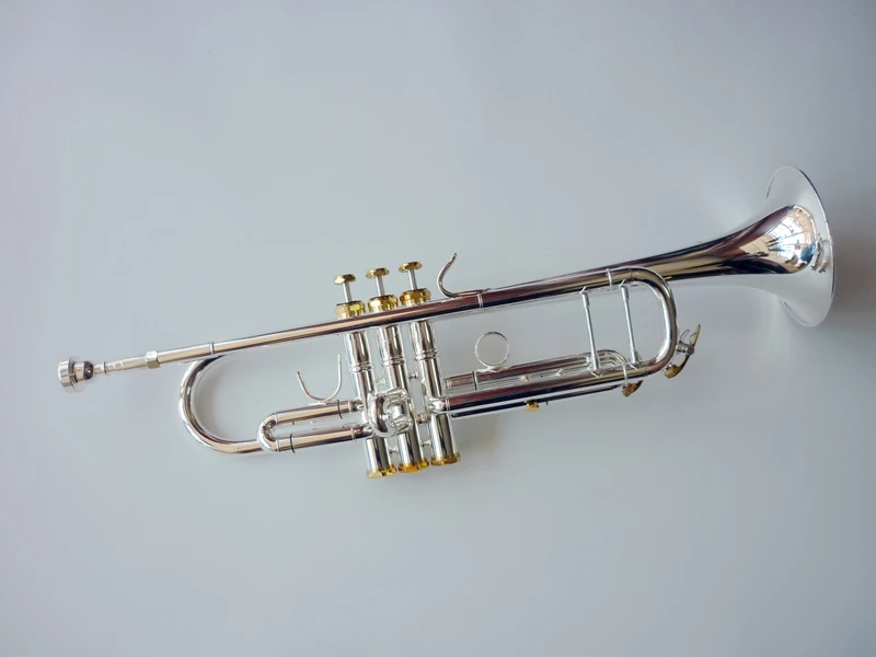 BULUKE Trumpet without drawing silver covered surface golden key high quality drop B trumpet with leather case
BULUKE Trumpet without drawing silver covered surface golden key high quality drop B trumpet with leather case