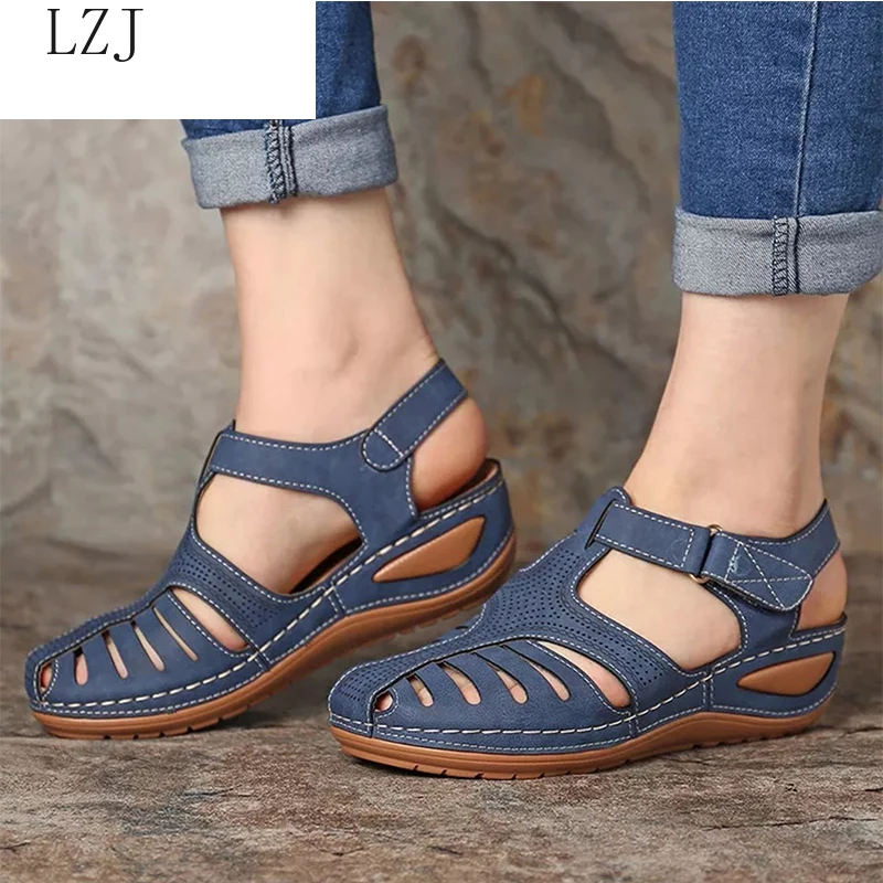 Фото Новые женские летние кожаные старинные сандалии с пряжкой Повседневные туфли