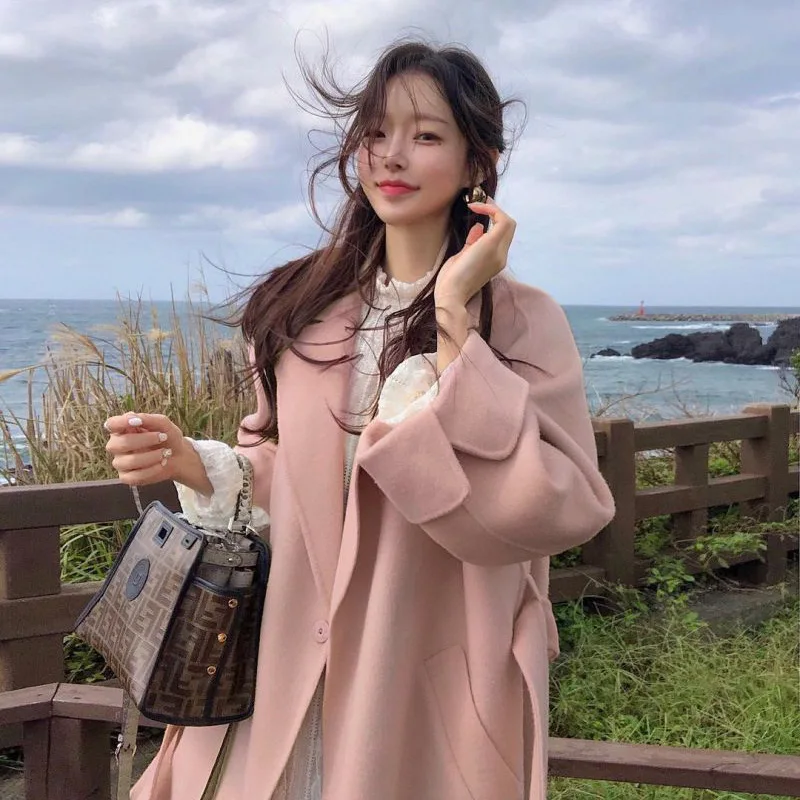 The new 2021 long double hand sewing cloth cashmere coat surface of women's doubles Hepburn wind coat
The new 2021 long double hand sewing cloth cashmere coat surface of women's doubles Hepburn wind coat