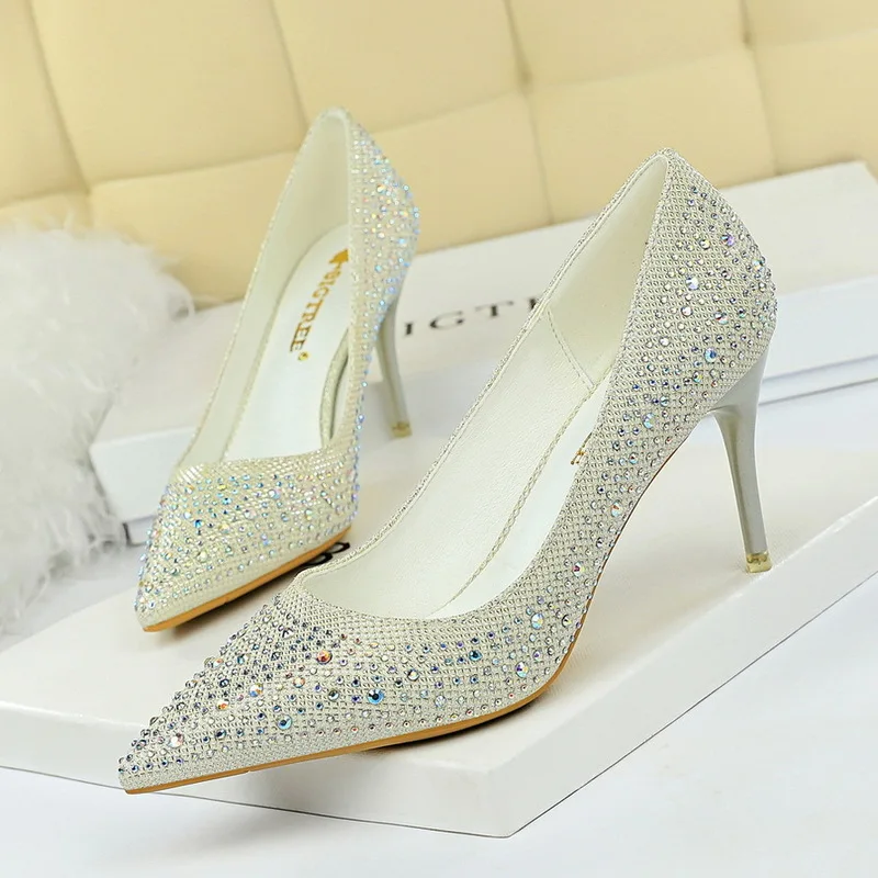 2019 Fashion High Heels Women's Wedding Shoes Sequined Cloth Pointed Toe Thin Heels 7CM Female Pumps Shallow Mouth Women Shoe
2019 Fashion High Heels Women's Wedding Shoes Sequined Cloth Pointed Toe Thin Heels 7CM Female Pumps Shallow Mouth Women Shoe