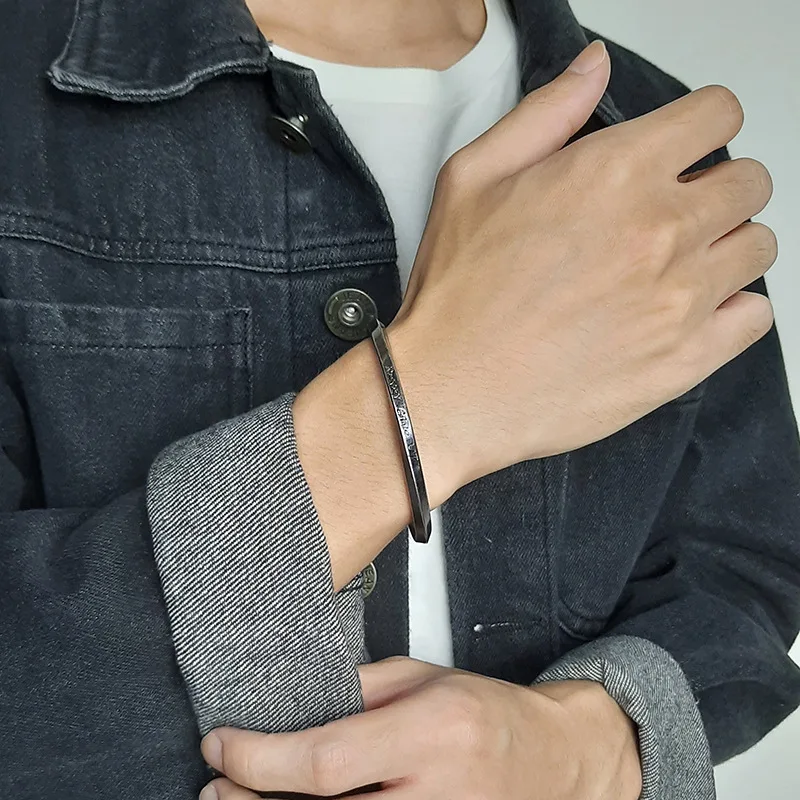 European and American Popular Hip-hop Irregular Shape Stainless Steel Open Retro Bracelet Simple Twisted Pattern Men's Jewelry
European and American Popular Hip-hop Irregular Shape Stainless Steel Open Retro Bracelet Simple Twisted Pattern Men's Jewelry