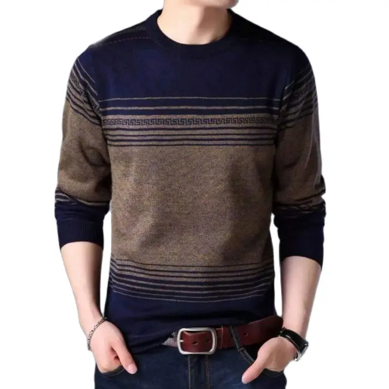 Мужской теплый трикотажный свитер в полоску, с круглым вырезом 
Мужской теплый трикотажный свитер в полоску, с круглым вырезом