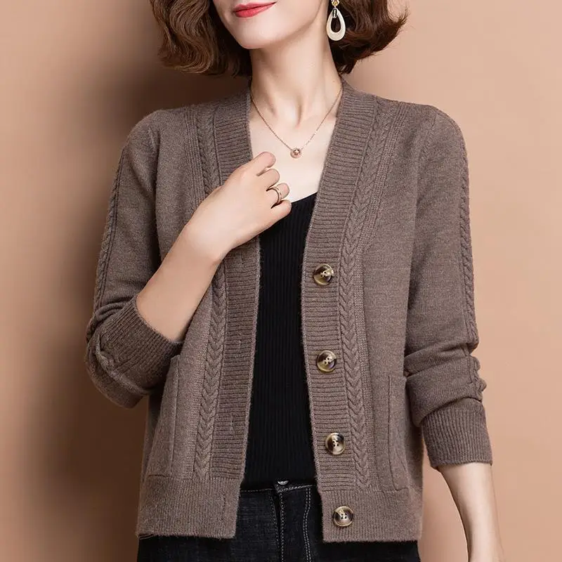 Sweaters Women's Plus Size Knit 2021 Autumn Knitted Button Splicing V-Neck Cardigan Jumper Jerseys Skinny Sweater Coats Woman
Sweaters Women's Plus Size Knit 2021 Autumn Knitted Button Splicing V-Neck Cardigan Jumper Jerseys Skinny Sweater Coats Woman