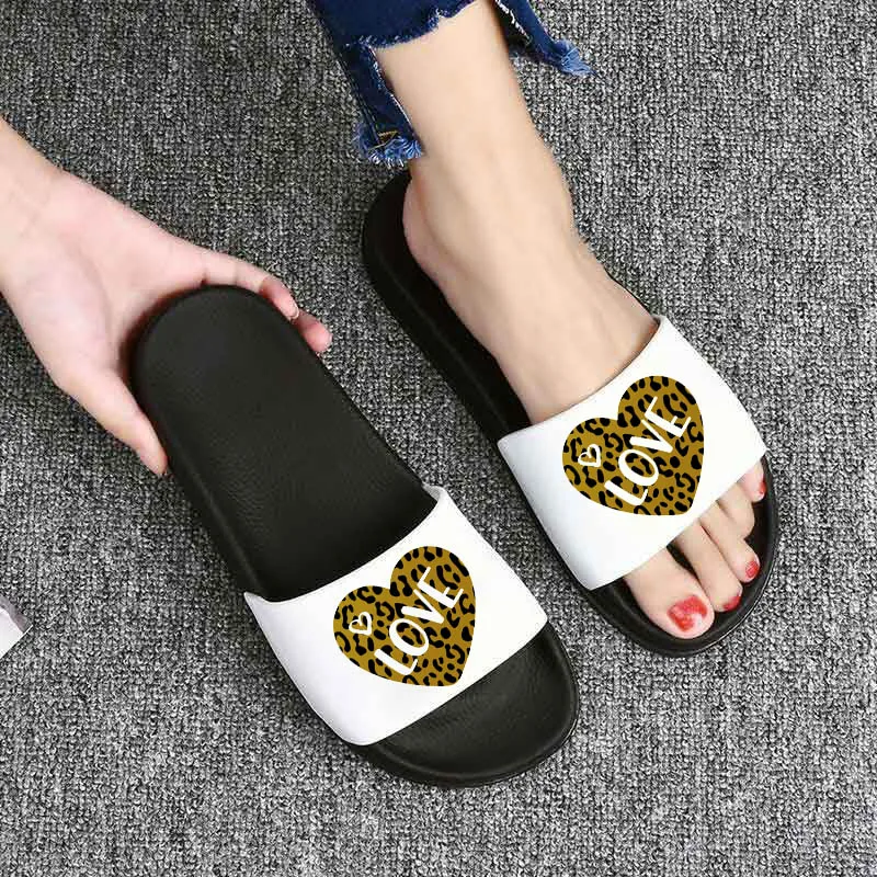 Summer slippers women Cute leopard love slippers home Indoor slides Non-slip PVC ladies sandalias Beach Slides Flip Flops
Summer slippers women Cute leopard love slippers home Indoor slides Non-slip PVC ladies sandalias Beach Slides Flip Flops