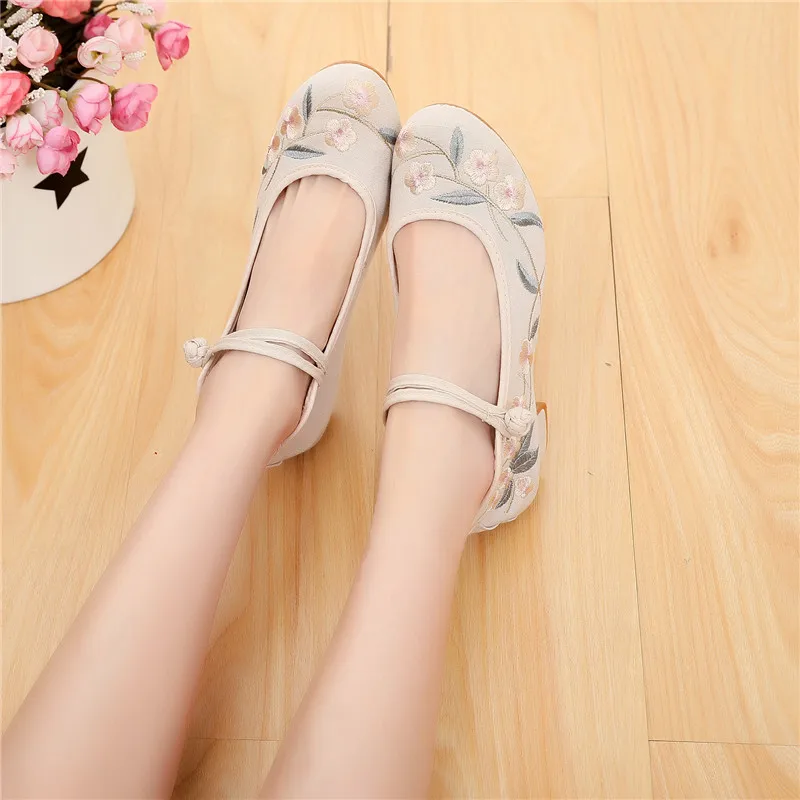 New Embroidered Shoes Cotton and Linen Retro Buckle High-heeled New Women's Singles Shoes Hanfu Shoes Cloth Shoes
New Embroidered Shoes Cotton and Linen Retro Buckle High-heeled New Women's Singles Shoes Hanfu Shoes Cloth Shoes