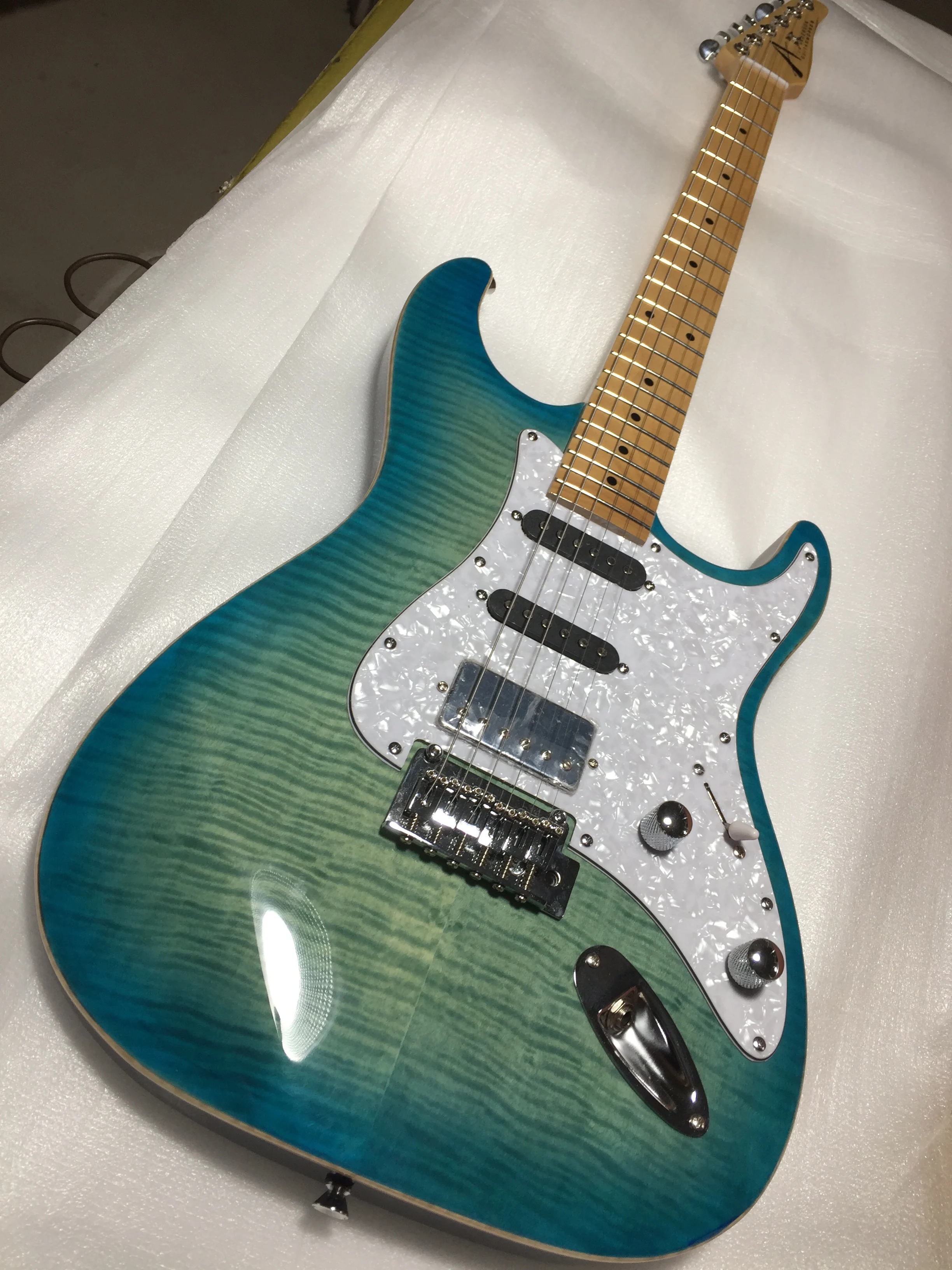 TOMANDERSON Tom Anderson style small double-rocking electric guitar tiger pattern veneer
TOMANDERSON Tom Anderson style small double-rocking electric guitar tiger pattern veneer