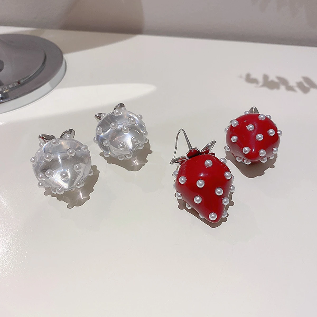 AMORCOME 2021 New Korean Crystal Pearl Transparent Strawberry Sweet Fresh Fruit Drop Earrings for Women Girls Jewelry Gifts 
AMORCOME 2021 New Korean Crystal Pearl Transparent Strawberry Sweet Fresh Fruit Drop Earrings for Women Girls Jewelry Gifts