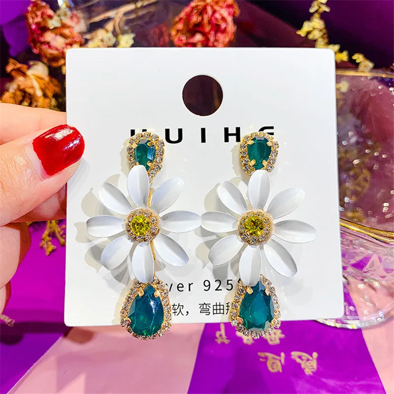 The New Fashion. Flowers. Aristocratic Temperament Of Crystal. Water Droplets. Earrings Female Wedding Jewelry Gift Birthday
The New Fashion. Flowers. Aristocratic Temperament Of Crystal. Water Droplets. Earrings Female Wedding Jewelry Gift Birthday