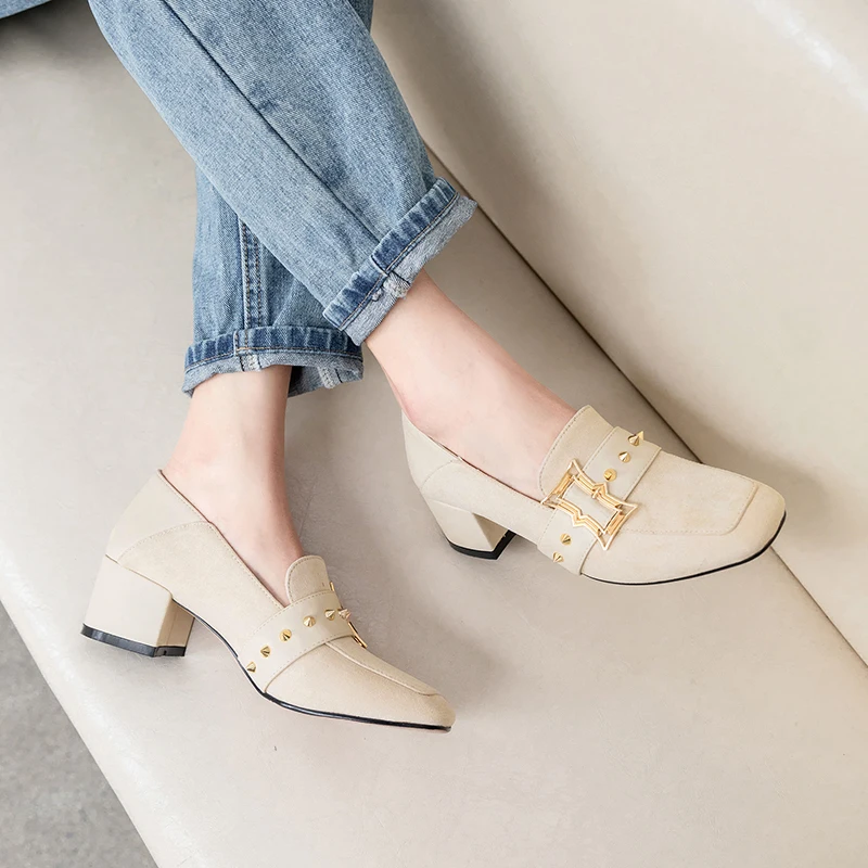 Женские замшевые туфли-оксфорды, туфли на среднем каблуке, с квадратным носком, с металлическими заклепками, осень 2021
Женские замшевые туфли-оксфорды, туфли на среднем каблуке, с квадратным носком, с металлическими заклепками, осень 2021