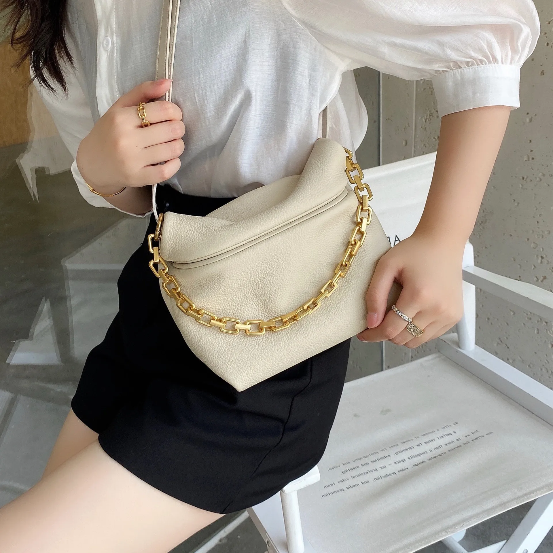 New 2021 Soft Genuine Leather Women Handbag Elegant Fashion Chains Female Shoulder Bag Small Simple Casual Lady Crossbody Bags
New 2021 Soft Genuine Leather Women Handbag Elegant Fashion Chains Female Shoulder Bag Small Simple Casual Lady Crossbody Bags