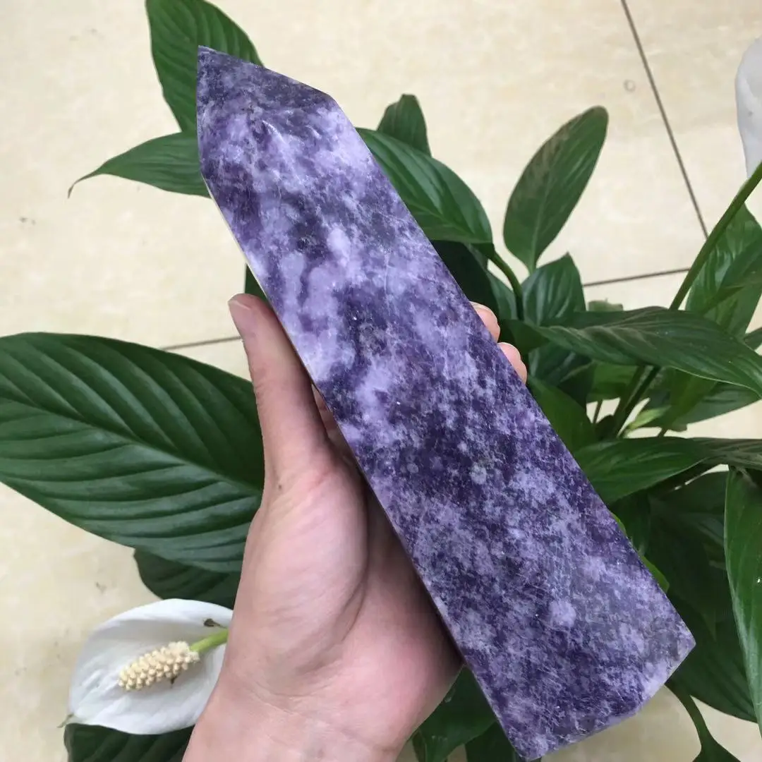 Natural purple mica quartz stone obelisk pointing to the recovery room decoration 
Natural purple mica quartz stone obelisk pointing to the recovery room decoration