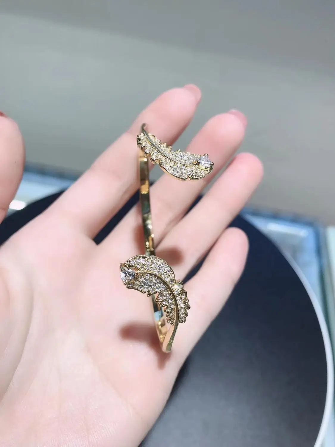 High Quality SWA Personality With Temperament, Two Piece Feather Women's Bracelet Charm Fashion Jewelry
High Quality SWA Personality With Temperament, Two Piece Feather Women's Bracelet Charm Fashion Jewelry