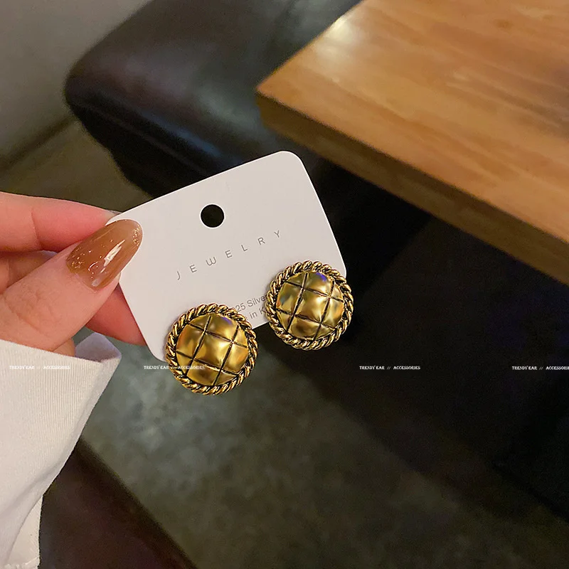925 silver needle Korean ins net red versatile temperament ear stud button geometric Earrings atmospheric Earrings
925 silver needle Korean ins net red versatile temperament ear stud button geometric Earrings atmospheric Earrings