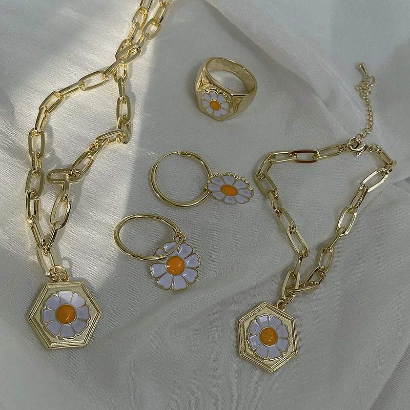 Fashion Retro Plants Daisy Pendant Necklace Bohemia Geometric Chrysanthemum Epoxy Flower Necklace Women Jewelry Accessories
Fashion Retro Plants Daisy Pendant Necklace Bohemia Geometric Chrysanthemum Epoxy Flower Necklace Women Jewelry Accessories