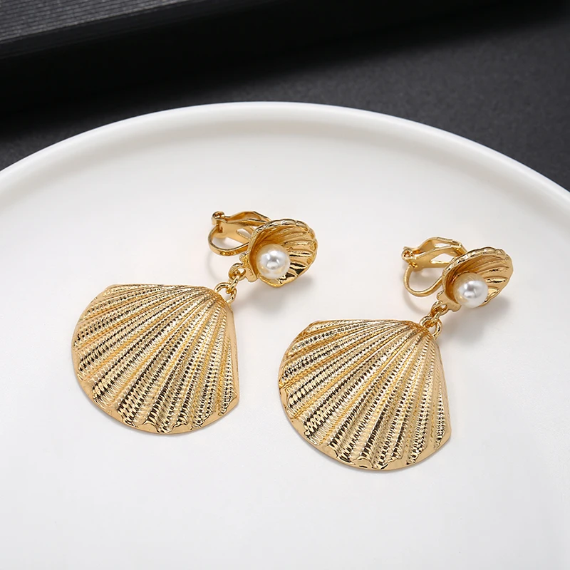 Bohemia New Fashion Creative Natural Sea Conch Shell Clip Earrings for No Ear Hole Women Scallop Ocean Ear Clips Jewelry Gifts
Bohemia New Fashion Creative Natural Sea Conch Shell Clip Earrings for No Ear Hole Women Scallop Ocean Ear Clips Jewelry Gifts