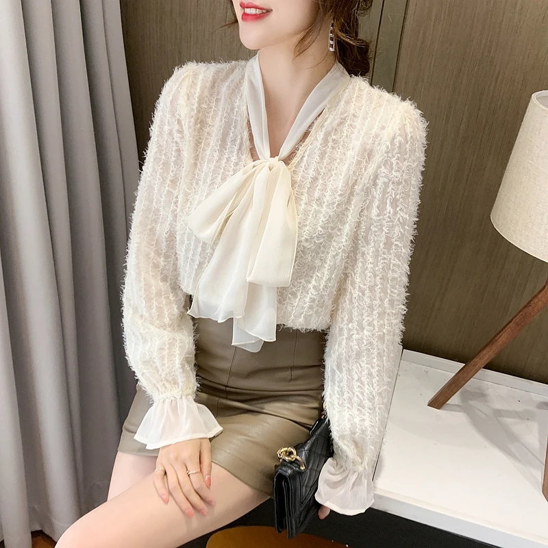 Блузка женская шифоновая с длинным рукавом и V-образным вырезом
Блузка женская шифоновая с длинным рукавом и V-образным вырезом