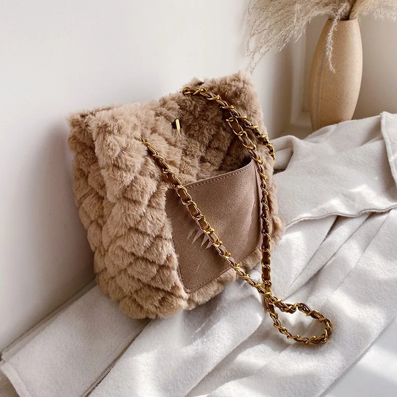 High-quality Ladies Plush One-shoulder Diagonal Bag2020New Autumn and Winter Rhombic Chain Korean Version of The Wild Bucket Bag
High-quality Ladies Plush One-shoulder Diagonal Bag2020New Autumn and Winter Rhombic Chain Korean Version of The Wild Bucket Bag