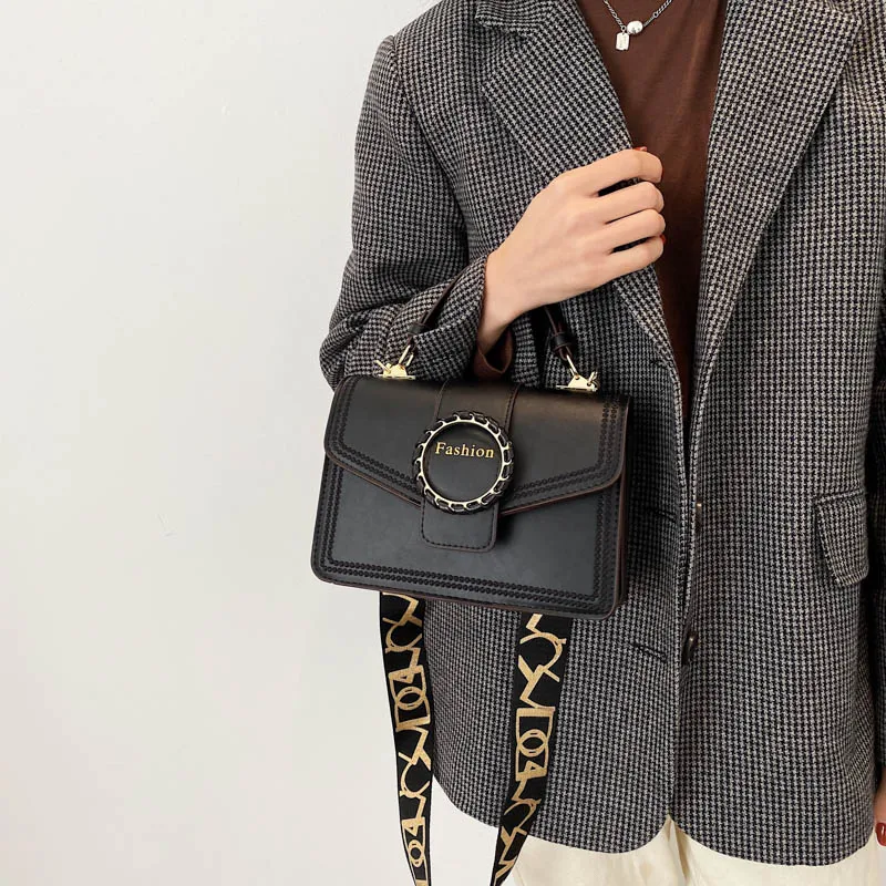 ATLI Thick Chain Small PU Leather Flap Bags for Women 2021 Branded Trend Women's Trending Designer Crossbody Shoulder Handbags
ATLI Thick Chain Small PU Leather Flap Bags for Women 2021 Branded Trend Women's Trending Designer Crossbody Shoulder Handbags