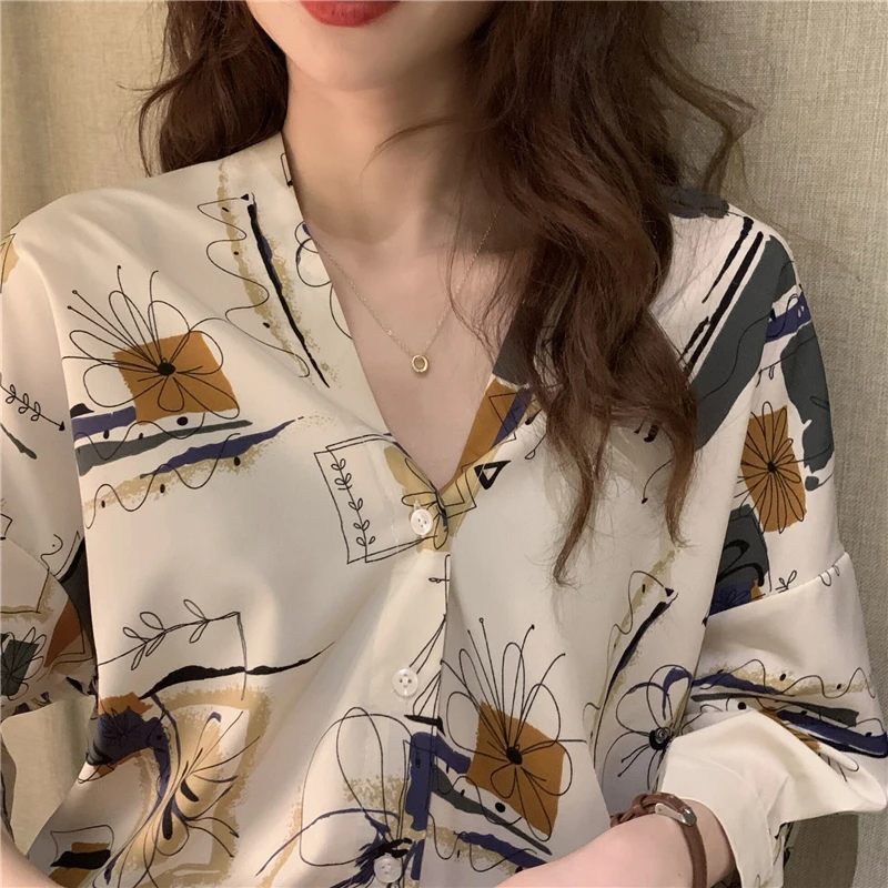 Женская блузка с V-образным вырезом рукавом три четверти и цветочным принтом |