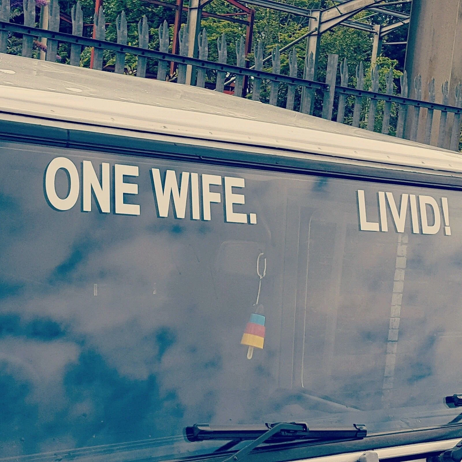 For Land Rover Defender 110 90 Windscreen decal. One wife. Livid! decal sticker Car Styling
For Land Rover Defender 110 90 Windscreen decal. One wife. Livid! decal sticker Car Styling