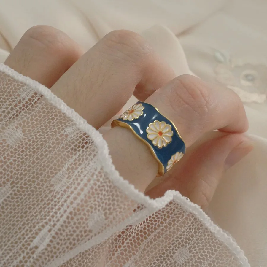 Korean Fashion Women's Wreath Ring Punk Retro Plum Blossom Small Enamel Daisy Flower Rings Couple Jewelry Accessories
Korean Fashion Women's Wreath Ring Punk Retro Plum Blossom Small Enamel Daisy Flower Rings Couple Jewelry Accessories
