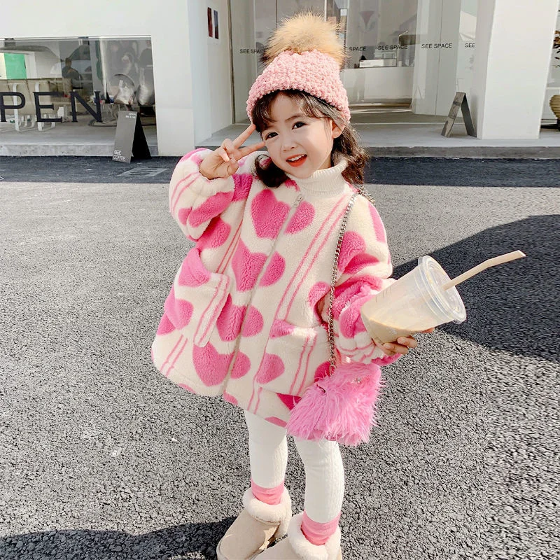 Girls' Plush Coat Cotton Clothes Thickened Love Print Sweet Baby Pink Stand Collar Imitation Lamb Warm Jacket For 3-10 Years Kid
Girls' Plush Coat Cotton Clothes Thickened Love Print Sweet Baby Pink Stand Collar Imitation Lamb Warm Jacket For 3-10 Years Kid