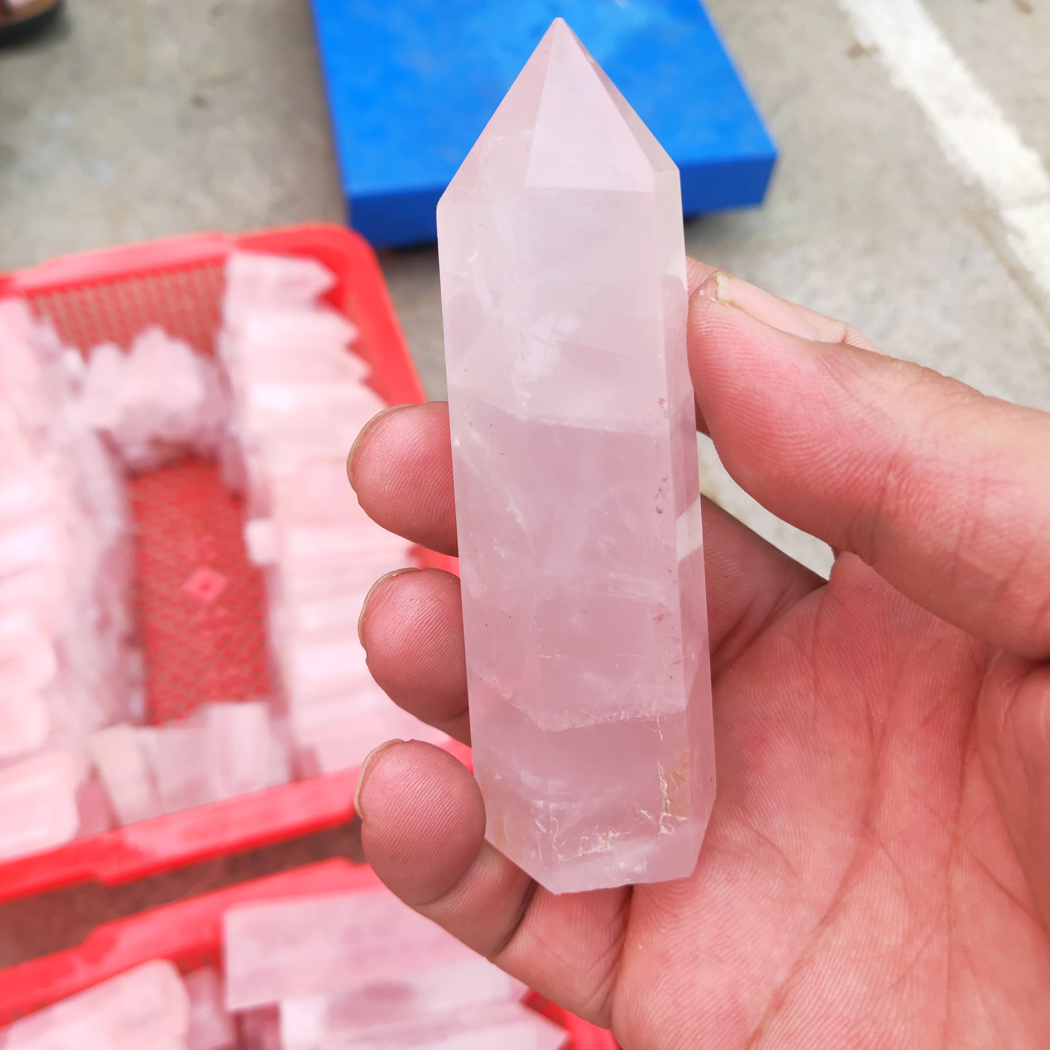 Natural Pink Crystal Crystal Pillar Hexagonal Prism Point Wand Quartz Stone Holiday Gift Family Decoration Can Be Wholesale
Natural Pink Crystal Crystal Pillar Hexagonal Prism Point Wand Quartz Stone Holiday Gift Family Decoration Can Be Wholesale