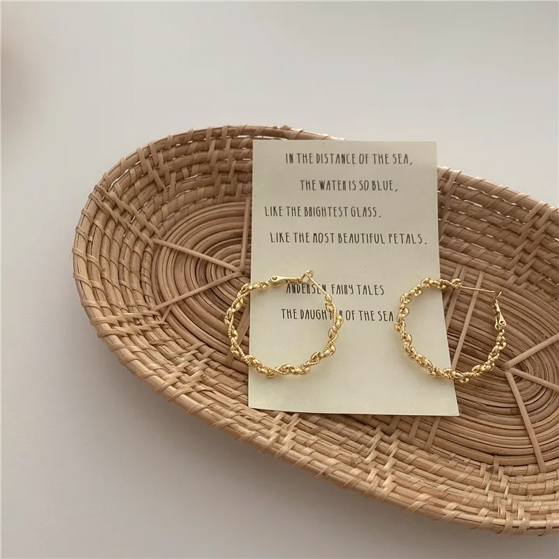 Korea New Design Fashion Vintage C-shaped Twisted Irregular Big Hoop Earrings Gold Silver Color For Women Pendant Party Jewelery
Korea New Design Fashion Vintage C-shaped Twisted Irregular Big Hoop Earrings Gold Silver Color For Women Pendant Party Jewelery