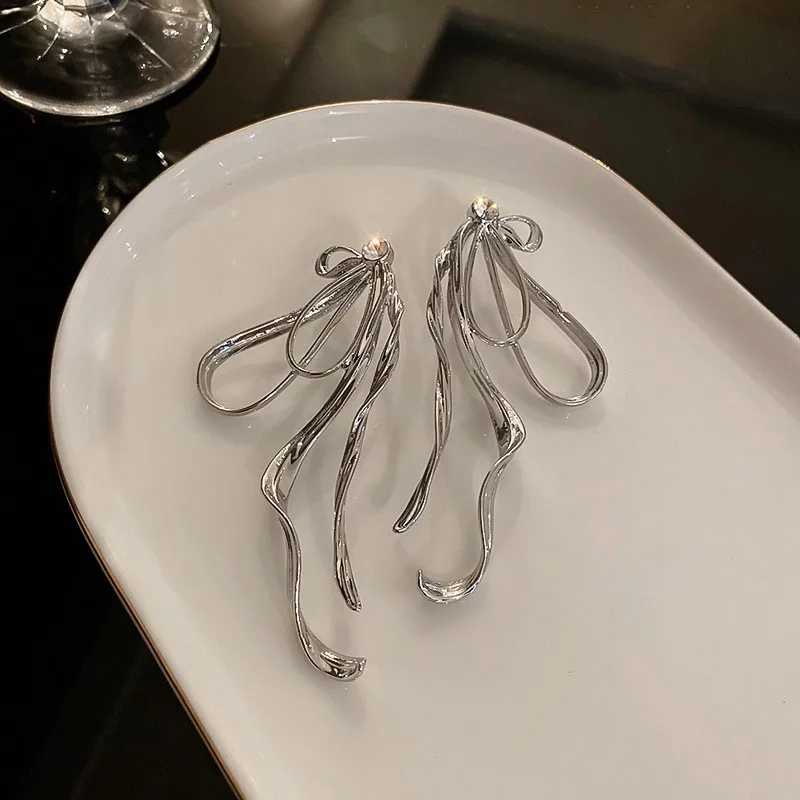 2021 New Joker Metal Bowknot Modelling Drop Earrings Contracted Long Senior Hyperbole Style Temperament Women Earrings
2021 New Joker Metal Bowknot Modelling Drop Earrings Contracted Long Senior Hyperbole Style Temperament Women Earrings