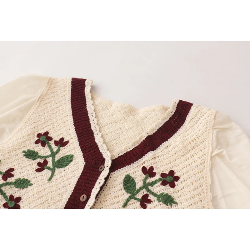2021 Summer New Retro Floral Embroidery Single Breasted Blouses Women Frence Puff Long Sleeve Shirt Lady Casual Chic V Neck Tops
2021 Summer New Retro Floral Embroidery Single Breasted Blouses Women Frence Puff Long Sleeve Shirt Lady Casual Chic V Neck Tops